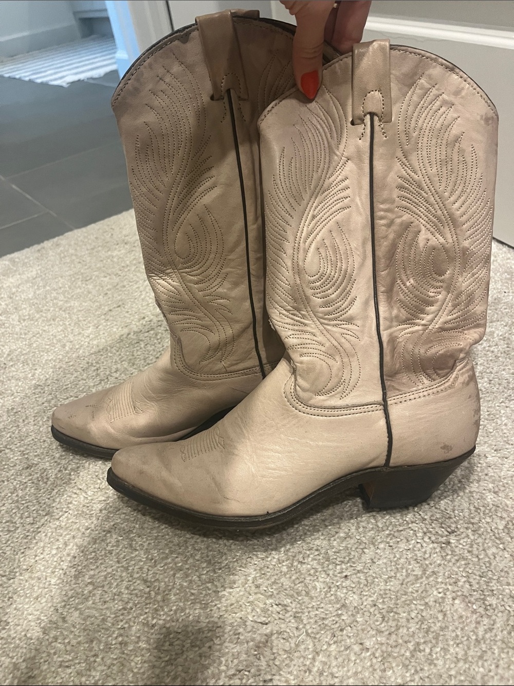 Classic Vintage Women's cream Western Cowboy Boots 8.5 M - has redone soles